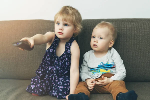 Deux Enfants Assis Dans Canapé Regarder Télévision Maison — Photo