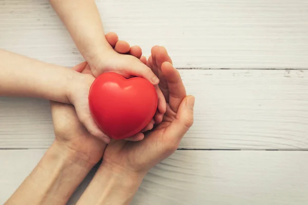 Rotes Herz Den Händen Von Kind Und Mutter Auf Weißem — Stockfoto