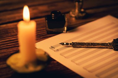 Klasik el yazması - mum ışığında müzik notaları yazmak