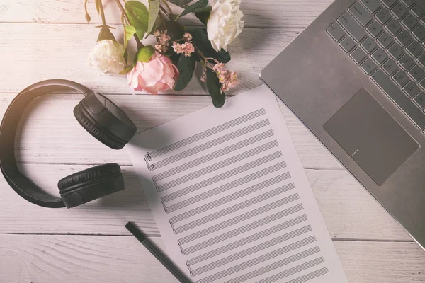 Blanco Muzieknotitievel Houten Tafel Met Laptop Koptelefoon Bovenaanzicht — Stockfoto