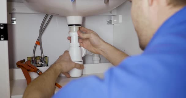 Plombier Installation Siphon Évier Dans Salle Bain Domestique — Video