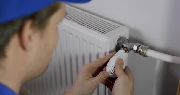 Hvac Technicus Installeren Van Huis Centrale Verwarming Radiator Thermostaat Klep — Stockvideo