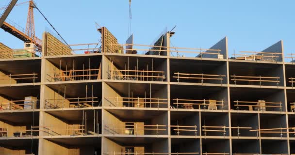 Desarrollo Viviendas Trabajadores Grúas Trabajando Construcción Edificios Apartamentos — Vídeos de Stock