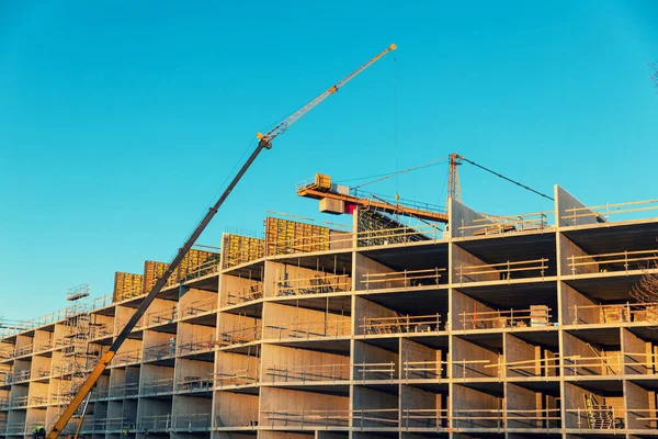 Desarrollo Viviendas Trabajadores Grúas Que Trabajan Construcción Edificios Apartamentos —  Fotos de Stock