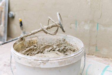 Duvar hizalamaları için taze alçı karışımlı kova