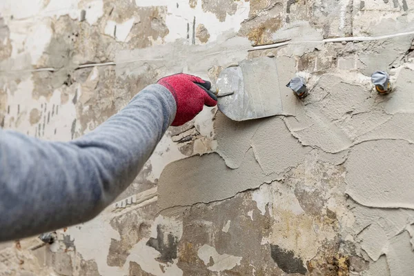 建筑工人在旧浴室墙壁上涂石膏 — 图库照片