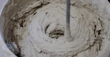 Kovaya alçıyı karıştırmak