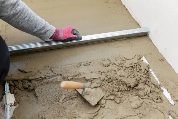 Bodenbau Mann Nivelliert Betonestrich — Stockfoto