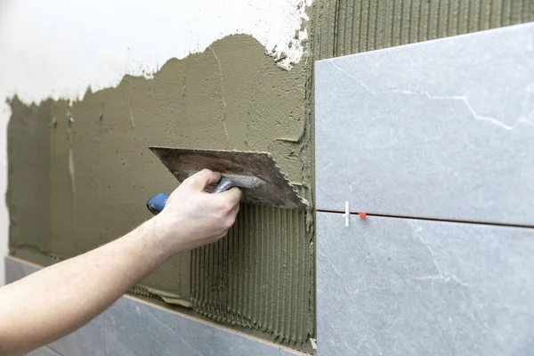 Hombre Aplicar Adhesivo Azulejos Pared Del Baño — Foto de Stock