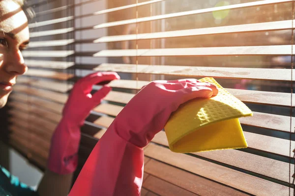 Vrouw Schoonmaken Houten Raam Jaloezieën Van Stof Thuis Zonnige Dag — Stockfoto