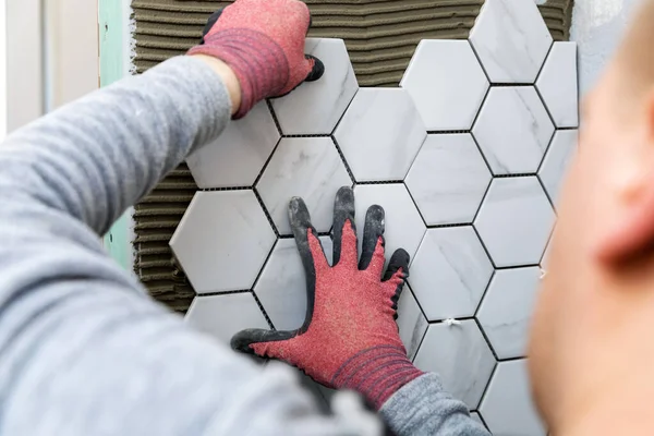 Tegels Man Legt Marmeren Textuur Zeshoekige Tegels Muur — Stockfoto