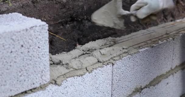 zděný stavební zeď z keramických betonových bloků, použití malty