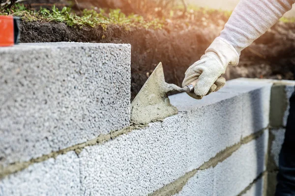 Wandkonstruktion Aus Blähtonblöcken Mörtel Mit Kelle Auftragen — Stockfoto