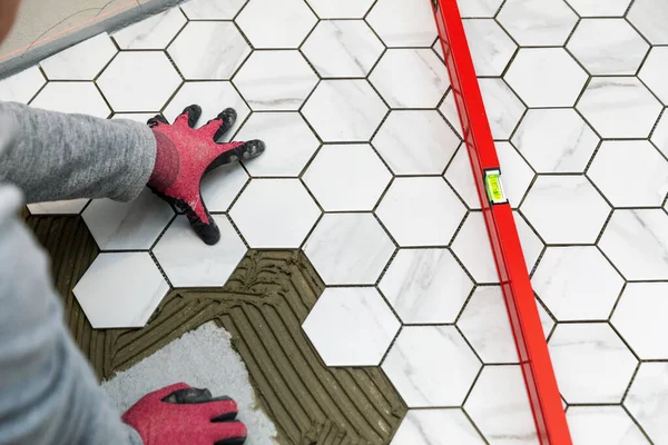 Fliesenleger Verlegt Sechseckige Fliesen Aus Marmor Auf Dem Badezimmerboden — Stockfoto