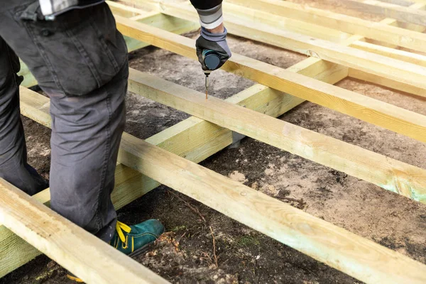 Trabalhador Construção Civil Edifício Moldura Madeira Para Deck Terraço — Fotografia de Stock