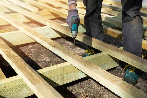 Mann Baut Holzrahmen Für Terrassendeck — Stockfoto