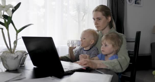 Annem Evde Çalışıyor Masasında Dizüstü Bilgisayar Kucağında Çocuklar Vardı — Stok video