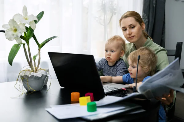Mãe Trabalhando Casa Usando Laptop Mesa Com Crianças Colo — Fotografia de Stock