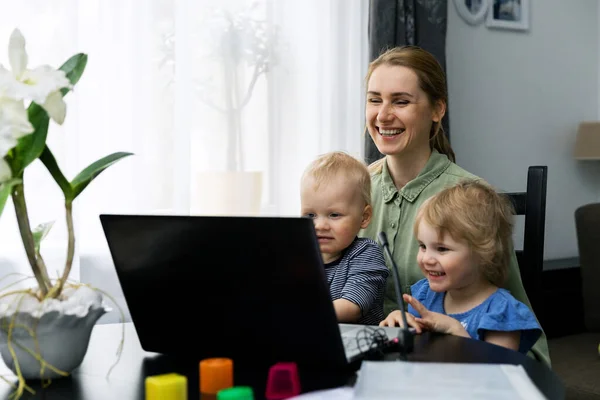 Mãe Com Crianças Usando Computador Portátil Divertindo Juntos Casa — Fotografia de Stock