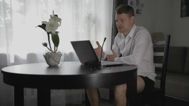 webinar - adam evden çevrimiçi video konferans görüşmesi yapıyor