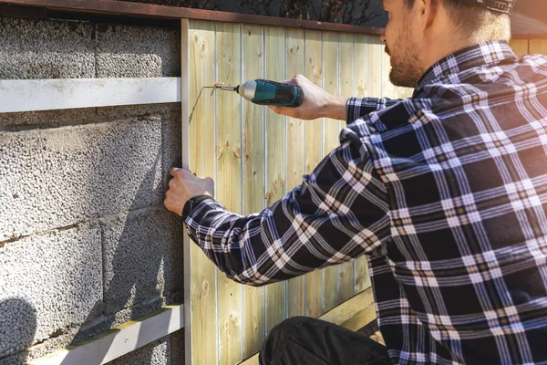 Het Installeren Van Houten Planken Betonnen Blok Muur Thuis Achtertuin — Stockfoto