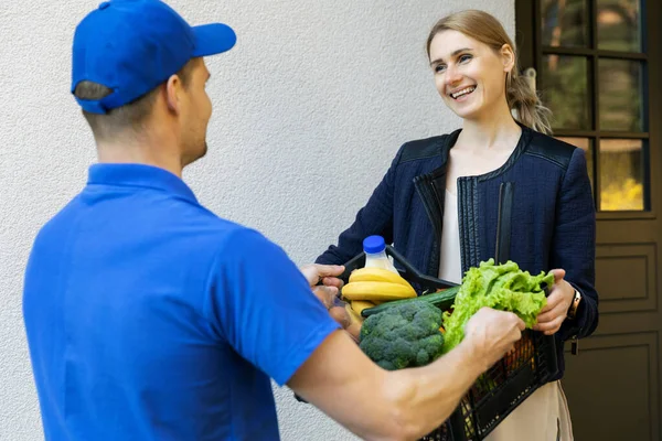 Femme Recevoir Une Boîte Commande Épicerie Ligne Livreur Maison — Photo