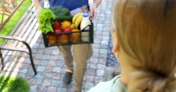 Vrouw Accepteren Online Kruidenier Bestelbus Van Levering Man Thuis — Stockvideo