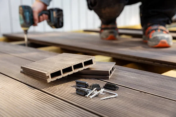 Wpc Terras Bouw Werknemer Installeren Van Hout Kunststof Composiet Planken — Stockfoto