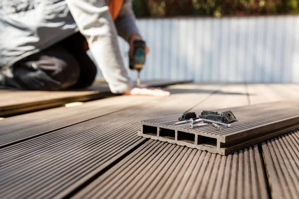 Wpc Terrassenbau Arbeiter Verlegen Holzkunststoff Verbunddeckenplatten — Stockfoto