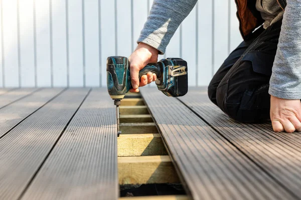 Construcción Terraza Cubierta Hombre Instalación Tablas Cubierta Compuesto Wpc —  Fotos de Stock