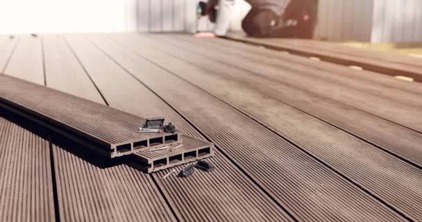 Wpc terrace construction - worker installing wood plastic composite decking boards — Stock Footage Wpc Terrace Construction Worker Installing Wood Plastic Composite Decking Boards Stock Footage