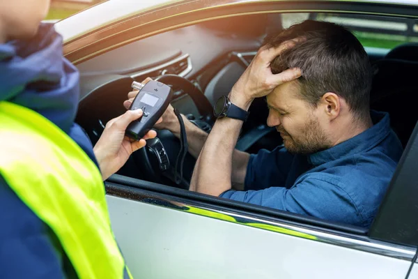 Picie Jazda Koncepcja Smutny Pijany Człowiek Siedzi Samochodzie Policyjnym Teście — Zdjęcie stockowe