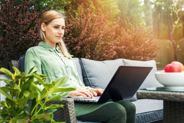 Jonge Vrouw Werken Met Haar Laptop Een Tuin Terras Freelance — Stockfoto