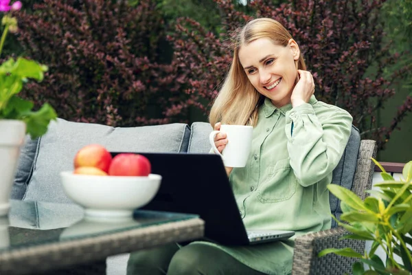 Jong Glimlachende Vrouw Met Behulp Van Laptop Een Terras — Stockfoto