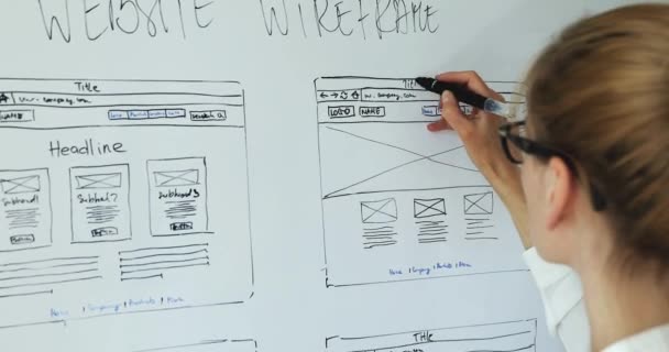 Desarrollo Web Diseñador Que Trabaja Nuevo Sitio Web Wireframe — Vídeos de Stock