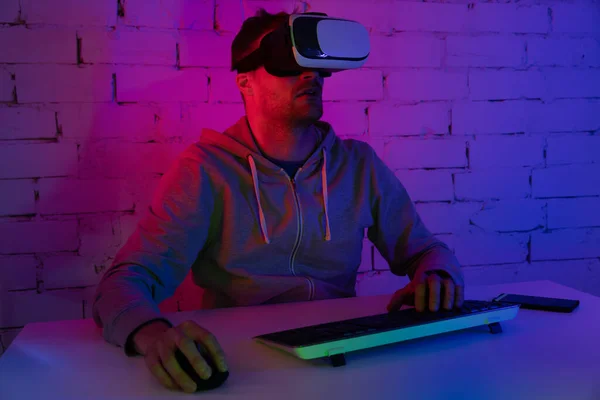 Hry Muž Hraje Videohry Virtuální Realitou Sluchátka Místnosti Neonovým Osvětlením — Stock fotografie