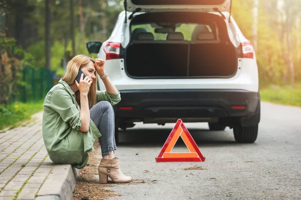 Žena Sedí Kraji Silnice Volá Pomoc Protože Autonehoda — Stock fotografie