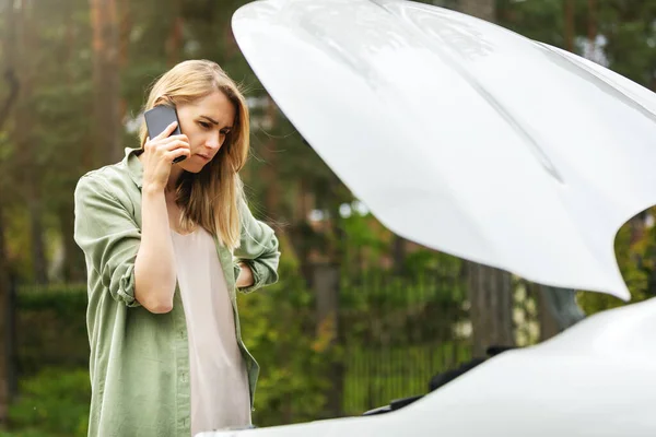 Pomoc Silnici Ustaraná Žena Stojí Před Rozbitým Autem Dívá Motor — Stock fotografie