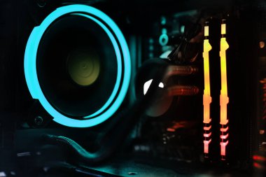 pc bileşenleri rgb öncülüğünde ışıkları kapat