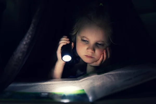 Petit Livre Lecture Fille Avec Lampe Poche Sous Couverture Dans — Photo