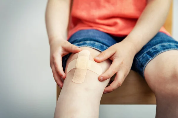 Kinder Knie Met Lijm Medisch Pleister Strip Verband — Stockfoto