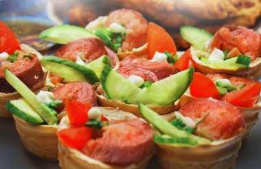 Kırmızı balıklı kanepeler.