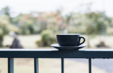 Sıcak siyah bir fincan kahve, bir çelik koymak