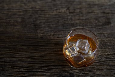 Ahşap zemin üzerinde alkollü cam