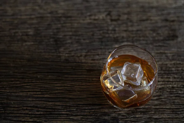 Ahşap zemin üzerinde alkollü cam