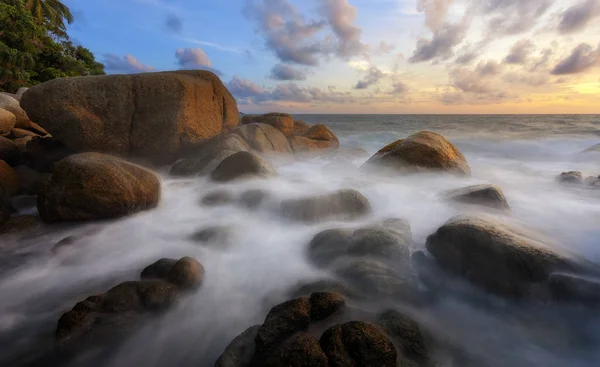 Muchas rocas son naturalmente moldeadas por la playa en los mares monzón — Foto de Stock