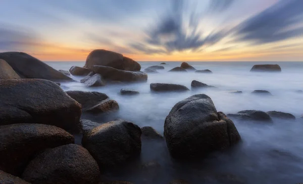 Muchas rocas son naturalmente moldeadas por la playa en los mares monzón — Foto de Stock