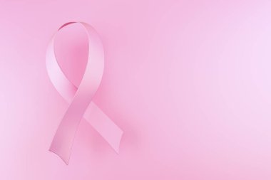Pembe kurdele simgesi pembe üzerinde sosyal kampanya arka plan 3d parçalamak