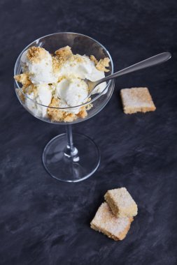 Vanilyalı kurabiye kırıntısı ile