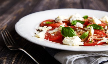 İtalyan caprese, mozzarella peyniri, domates, fesleğen